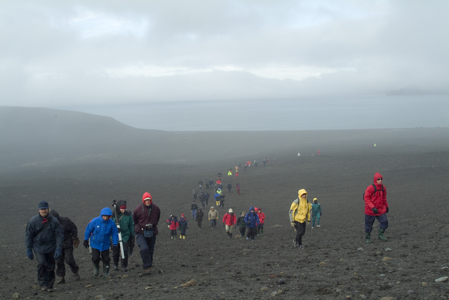AKG5372102.webp Randonneurs sur un terrain volcanique dans une ambiance brumeuse – Image 1