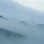 Montagnes embrumées avec sommets enneigés