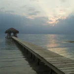 Coucher de soleil sur un ponton en bois