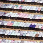 Alignement de tentes colorées sur une plage