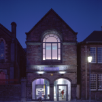 Façade de bâtiment en pierre illuminée la nuit