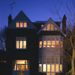 Maison illuminée au crépuscule