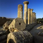 Ruines d'un temple antique sous un ciel bleu