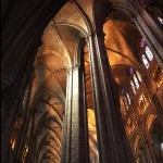 Intérieur de cathédrale gothique avec voûtes et colonnes illuminées