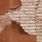 Mur en Briques avec Plâtre Écaillé