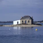 Maison isolée sur une île bretonne