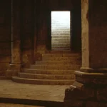 Escalier en pierre dans une église historique avec lumière naturelle