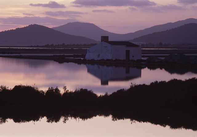 AKG5374450.webp Lever de Soleil sur une Maison Isolée près d'un Lac – Image 1