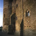 Mur d'un vieux château médiéval en pierre