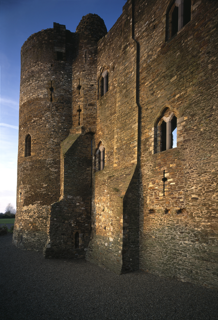 AKG5374457.webp Mur d'un vieux château médiéval en pierre – Image 1