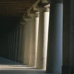 Colonnade éclairée par le soleil