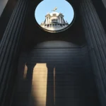 Vue en contre-plongée d'une tour à travers une colonnade