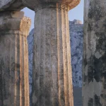 Colonnes anciennes avec montagne en arrière-plan
