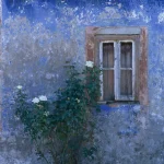 Maison ancienne avec roses et façade bleue