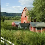 Vieille ferme rouge dans la campagne