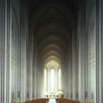 Intérieur d'une église avec rangées de chaises en bois