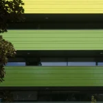 Façade colorée d'un bâtiment moderne