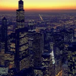 Vue nocturne de la ville avec horizon au coucher du soleil