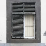 Vieille Fenêtre avec Volet en Bois Gris et Mur Blanc