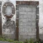 Vieille entrée en pierre murée