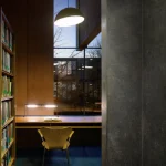 Bureau de lecture dans une bibliothèque moderne avec vue extérieure