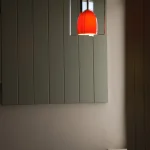 Lustre rouge suspendu dans une pièce