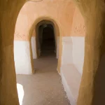 Couloir intérieur d'une maison troglodyte en Méditerranée