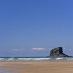 Paysage côtier avec rocher solitaire