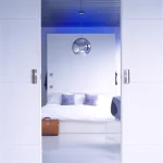 Chambre moderne avec lit et décoration minimaliste