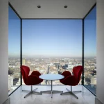 Vue Panoramique de la Ville depuis un Bureau Moderne