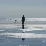 Statue et promenade au bord de la mer