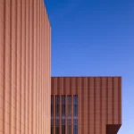 Architecture moderne avec façade orange et ciel bleu