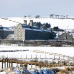 Prison historique sur un paysage enneigé