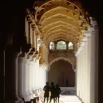 Silhouettes dans un corridor de temple indien