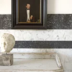 Portrait encadré d'un homme et buste en marbre sur une commode ancienne