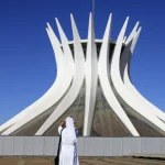 Visite d'une religieuse à la Cathédrale de Brasília
