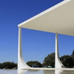 Architecture moderne sur fond de ciel bleu