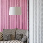 Canapé moderne avec coussins à motifs géométriques