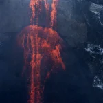 Éruption volcanique avec coulée de lave rouge