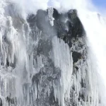 Chute d'eau gelée sur falaise