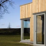 Maison en bois moderne sur fond de nature