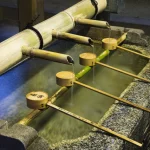 Ritual de purification dans un temple japonais