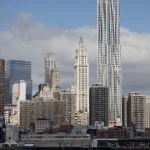 Skyline de Manhattan avec un bateau en premier plan