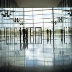 Réunion dans un hall moderne de bureaux vitrés