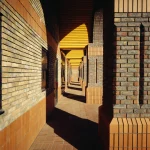 Couloir en briques avec jeux d'ombre et de lumière