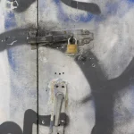 Vieille porte verouillée avec graffitis