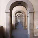 Corridor d'arches en pierre