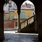 Vue sur les immeubles italiens depuis une arcade