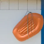 Bouée Gonflable Orange Accrochée sur Mur