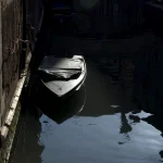 Bateau amarré sur un canal sombre